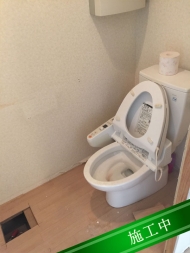 トイレ配管施工中